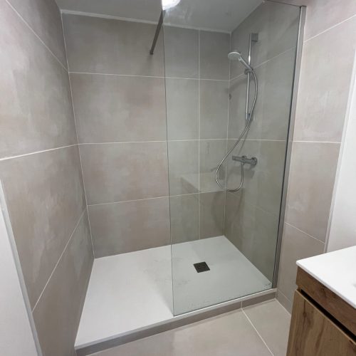 Douche italienne moderne avec carrelage grand format et paroi vitrée